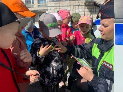 Сотрудники Госавтоинспекции Верхней Салды познакомили воспитанников детского сада № 41 с патрульным автомобилем