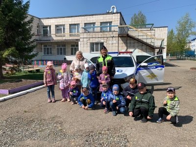 Сотрудники Госавтоинспекции Верхней Салды познакомили воспитанников детского сада № 41 с патрульным автомобилем